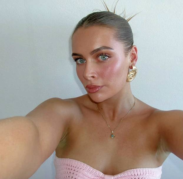 FOTO Zavirite u vruće prizore: Zanosna Australka otkrila sve, traži dečka iz inozemstva...