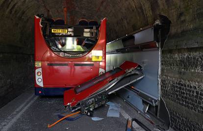 Bus u Engleskoj udario u most, troje djece teško je ozlijeđeno