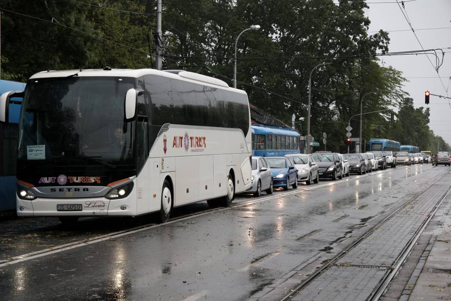Zagreb: Palo stablo na Maksimirskoj, blokiran promet, vatrogasci na terenu