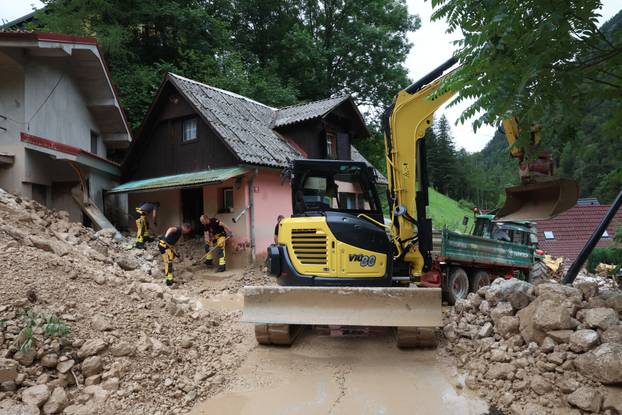 Slovenija: Odron zatrpao kuće u Kokri