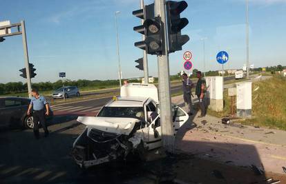 Teška nesreća u Velikoj Gorici: Oba automobila su smrskana