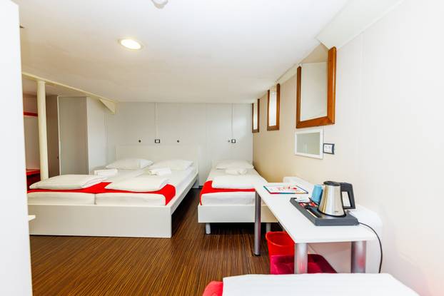 FOTO Zavirite u prvi brod-hotel u Hrvatskoj: Noćenje na ovom brodu u Rijeci ima posebnu čar