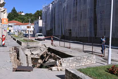 FOTO Građani šokirano gledaju rupu u zemlji usred Benkovca