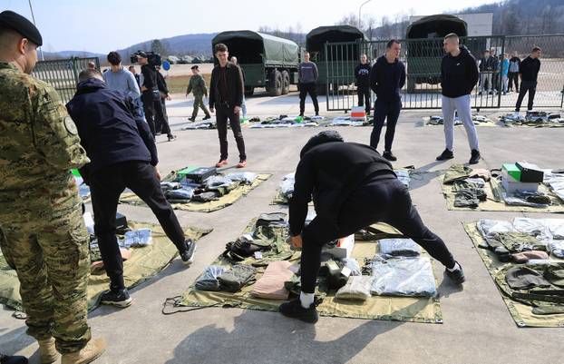 Ministar Anušić i general Kundid na prvom danu TVO-a na Slunju