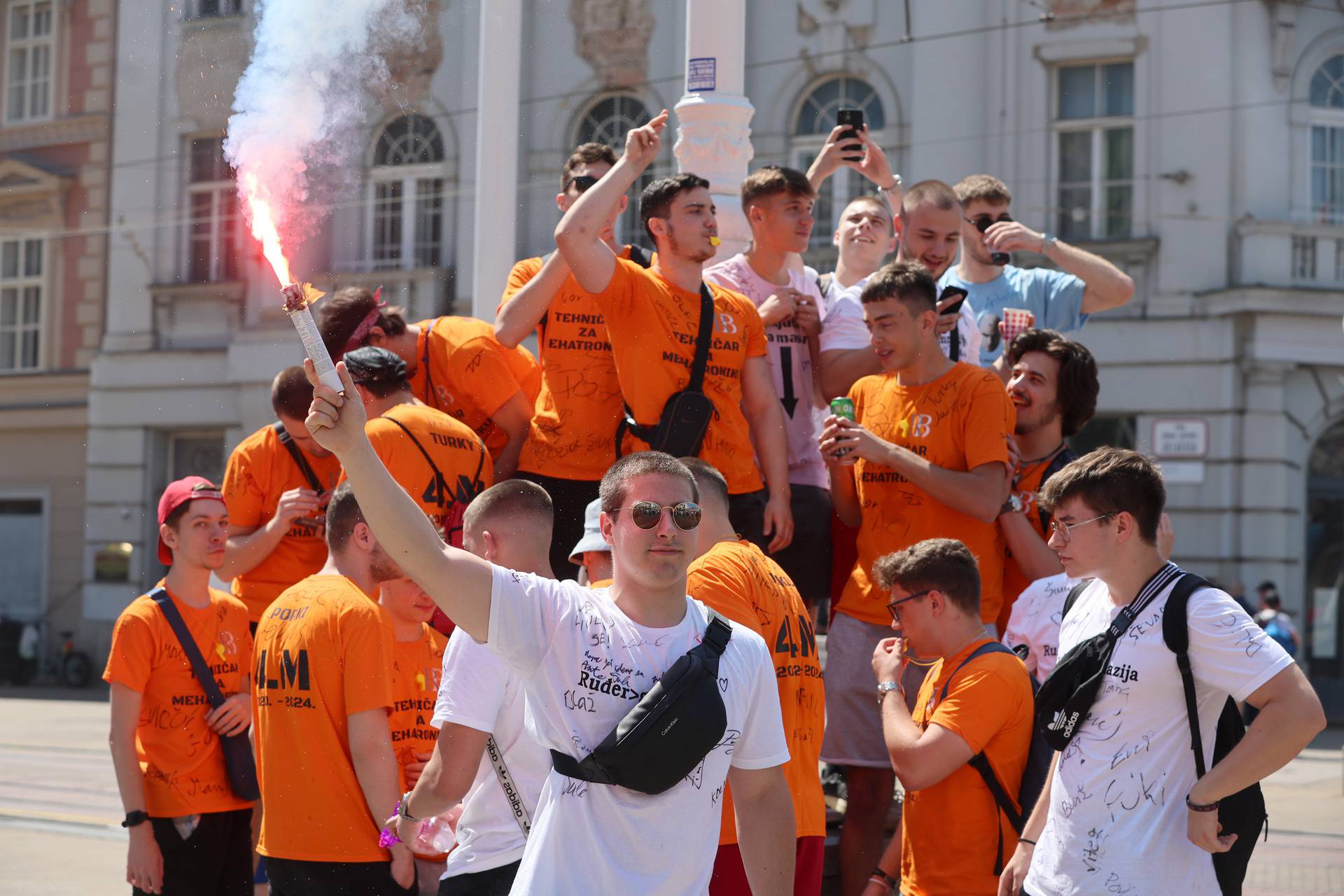 Zagrebački maturanti okupljaju se na Trgu bana Jelačića od kuda će krenuti prema Bundeku