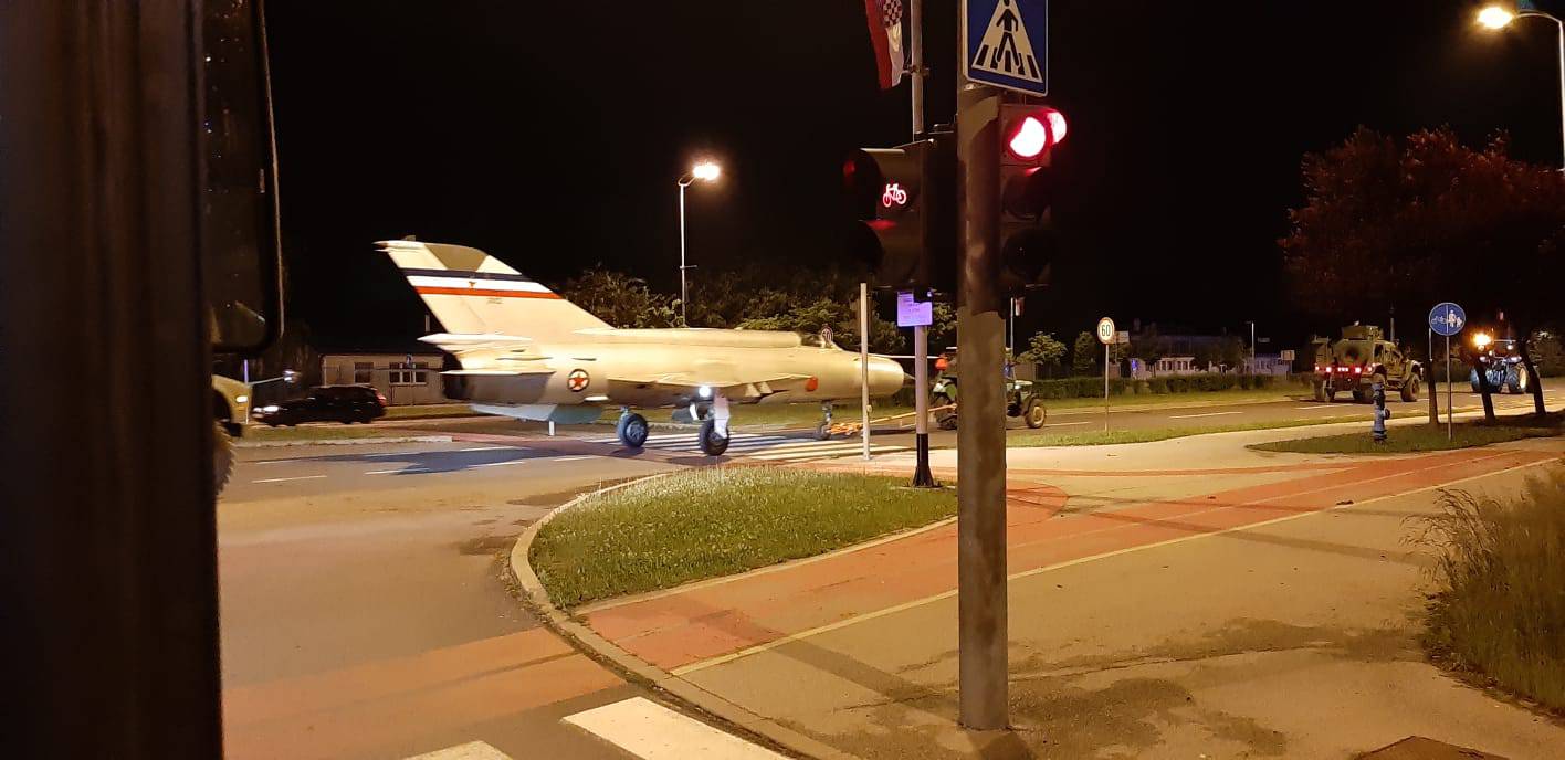 Pazi, MiG na cesti! Perešinov avion noćas vozili kroz Zagreb