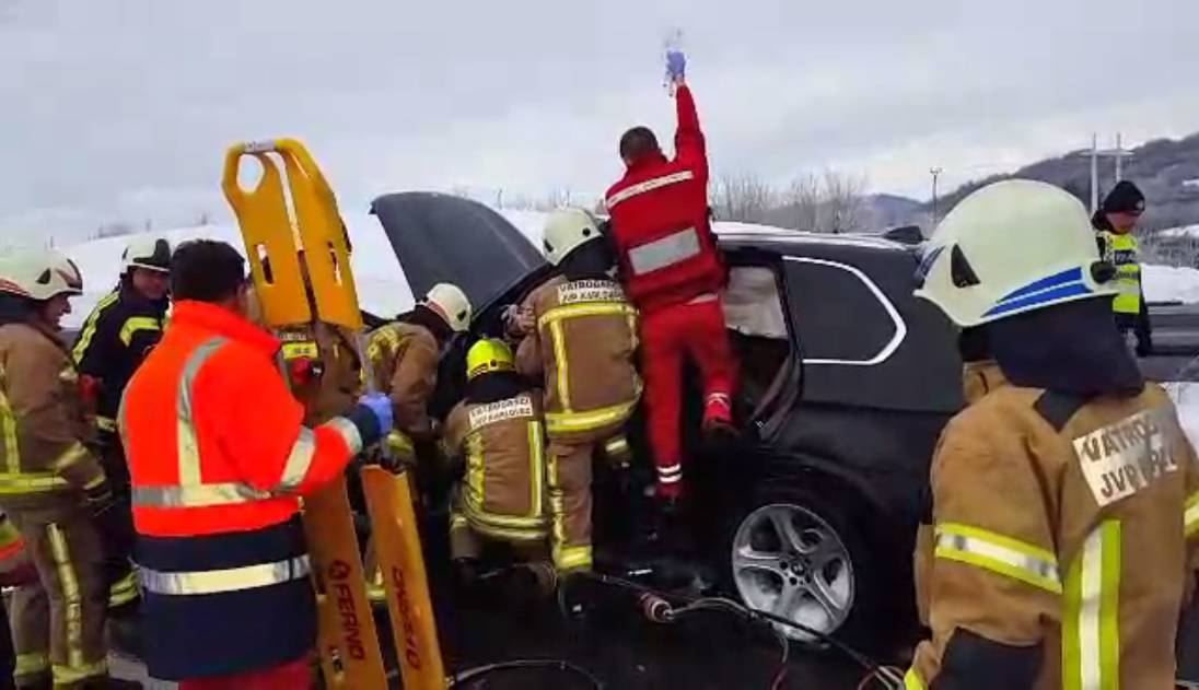 Užas: Ograda je probila auto, našli dio noge i stopalo vozača