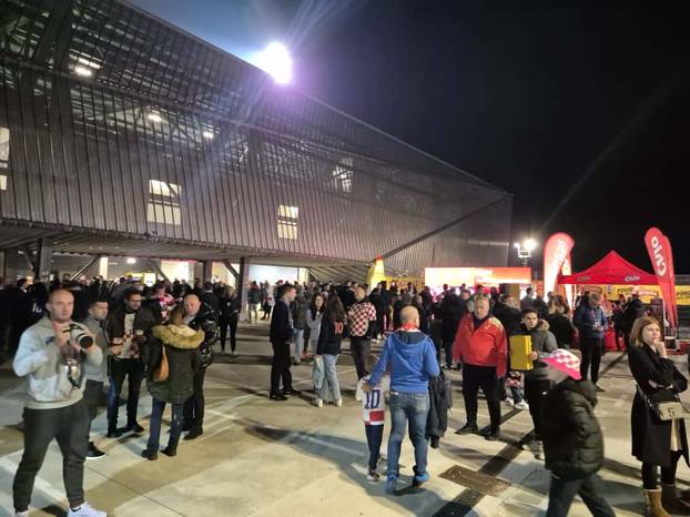 FOTO Hrvatsku na Rujevicu došli podržati iz daleke Kine! Ultrasi skandirali Vukovaru i Škabrnji