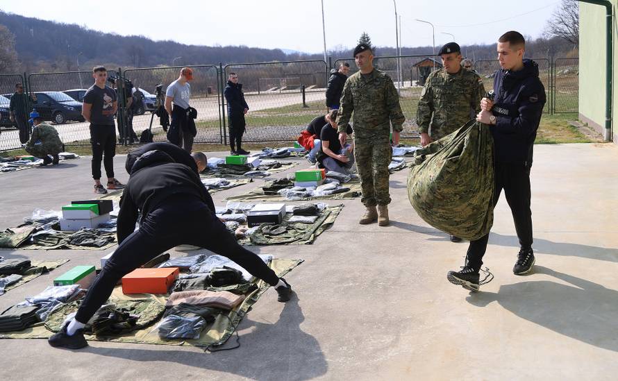 Ministar Anušić i general Kundid na prvom danu TVO-a na Slunju