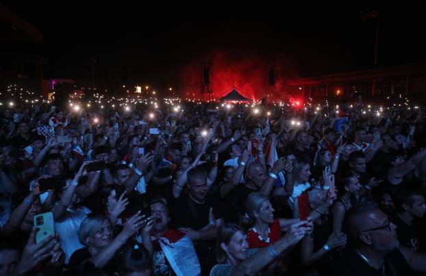 Dugopolje: Thompson održao koncert na prepunom stadionu Hrvatskih vitezova