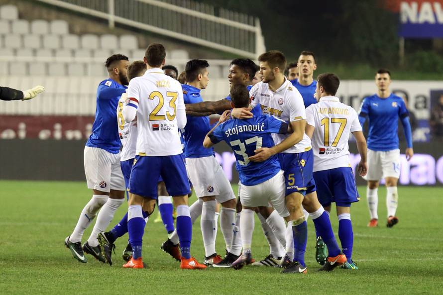 Hajdukov stoper zaletio se na suca, spriječili su ga suigrači!