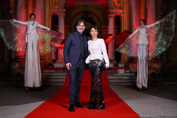 Zagreb: Dolazak uzvanika na dodjelu medijske nagrade "Večernjakova ruža" u Hrvatskom narodnom kazalištu