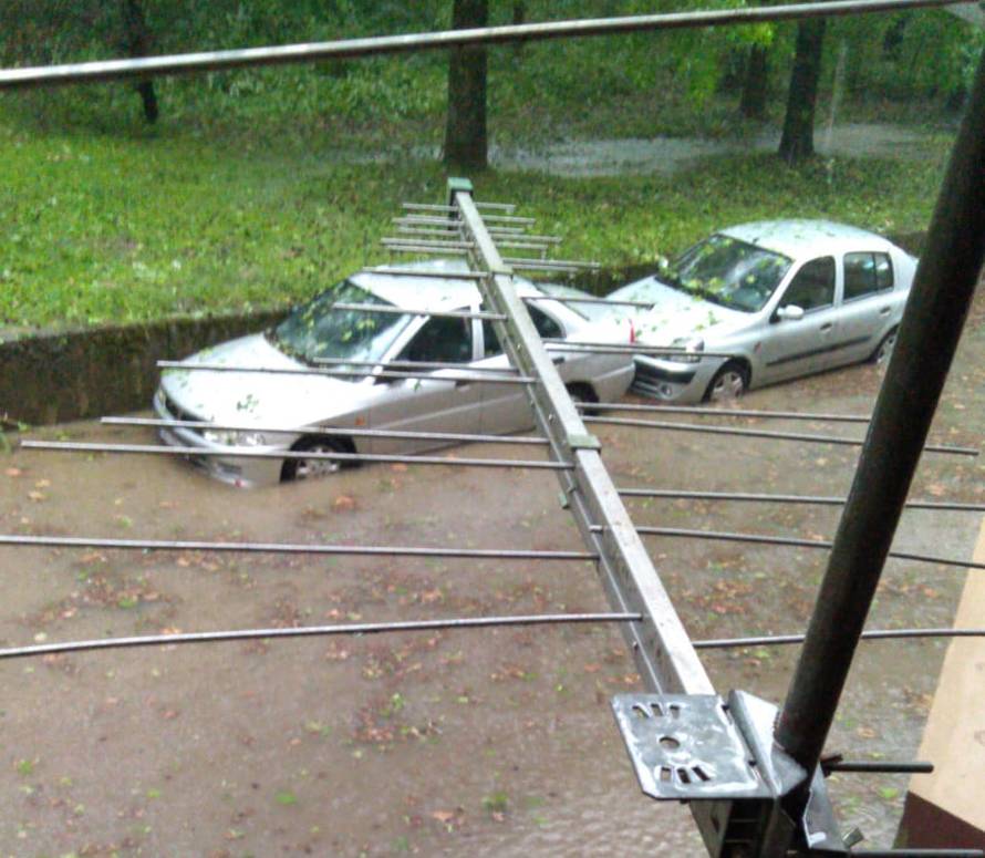 Oluja u Hrvatskoj čupala stabla i poplavila ulice, bilo je i tuče...