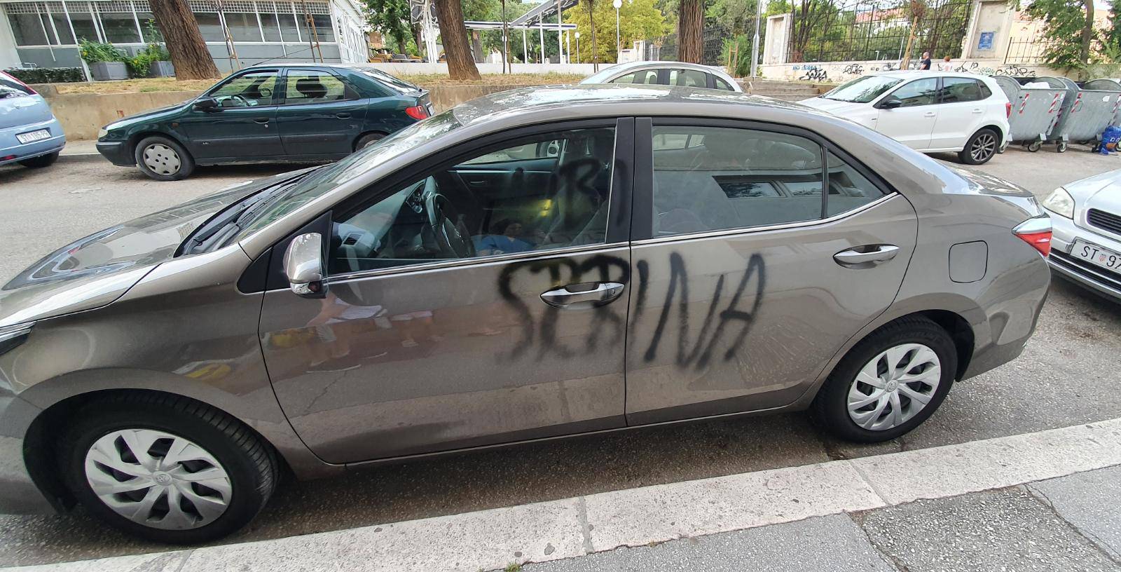 Auto BG tablica u Splitu išarali natpisima 'Ubij Srbina' i 'ZDS'