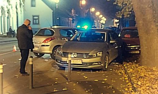 Policajci reanimirali vozača: Zabio se u parkirane aute ispred policijske postaje u Varaždinu