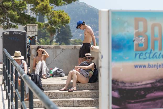 Dubrovnik:  Prepune dubrovačke plaže i gužva unutar zidina