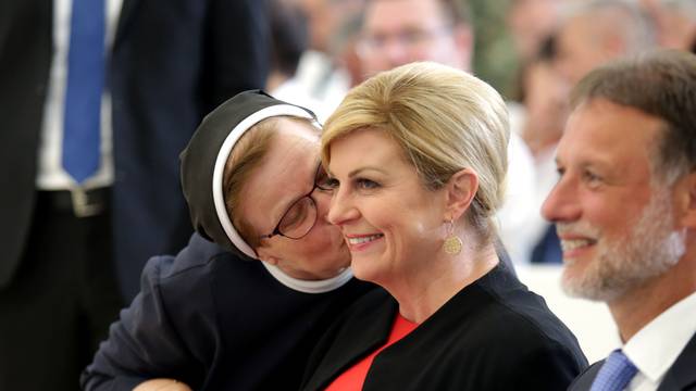 Knin: Predsjednica RH tijekom mise za Domovinu dobila poljubac od časne sestre