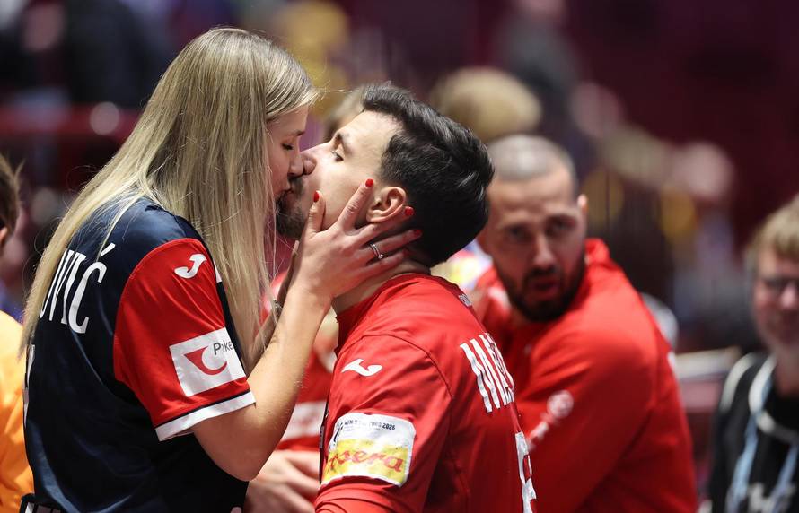 Malmo: Hrvatski rukometaši slave pobjedu u zagrljajima i poljupcima svojih najmilijih