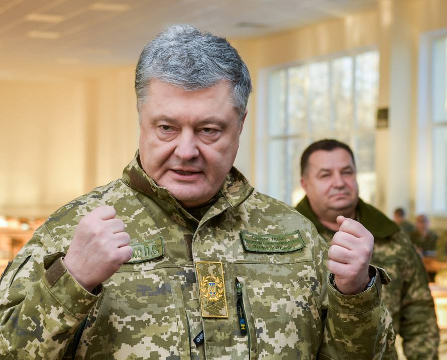 Ukraine's President Poroshenko and Defence Minister Poltorak visit a military training centre in Chernihiv Region
