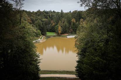 FOTO Obilna kiša počela je puniti Trakošćansko jezero