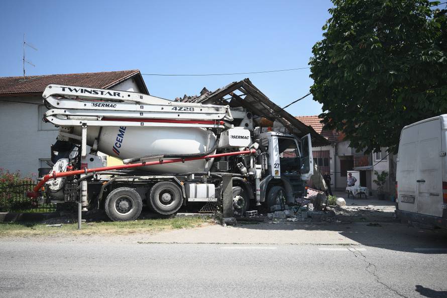 Zagreb: Kamion naletio na kuću u Botincu