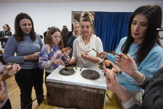 Đakovo: Radionica ukrašavanja uskrsnih jaja voskom u kući Reichsman