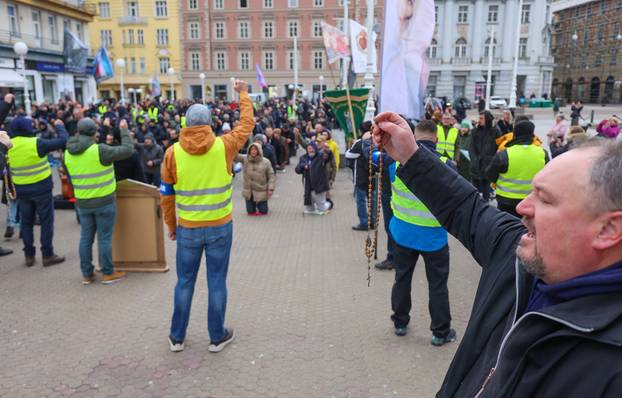 Zagreb: Interventna policija osigurava molitelje na glavnom Trgu