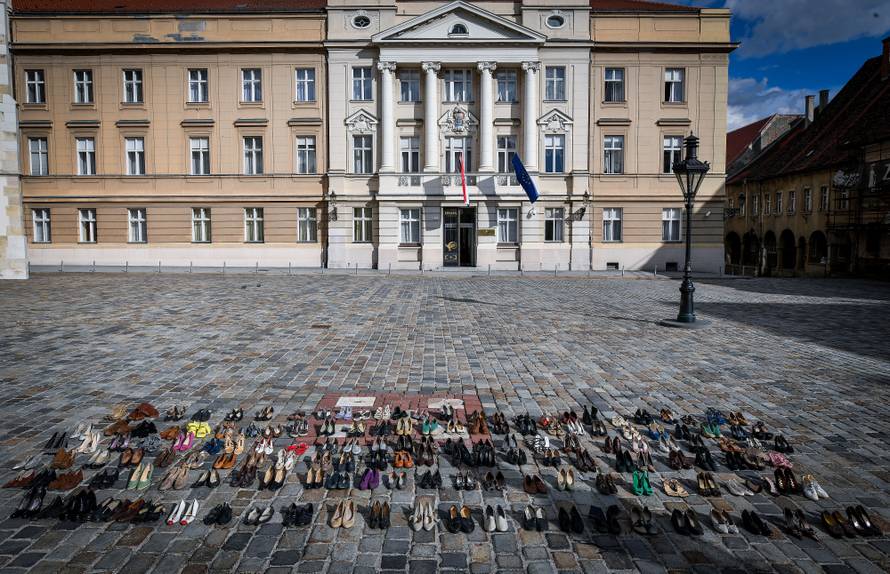 156 pari cipela, 156 ubijenih žena. Je li vam sada jasnije?