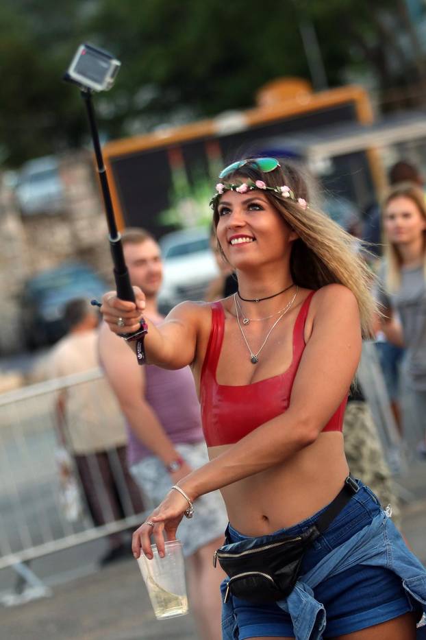 Split: Posjeteitelji pristižu na treću večer Ultra Europe festivala 2018.