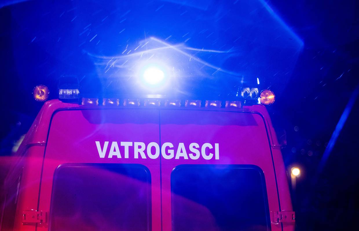 Požar u Kaštel Novom: Zapalilo se teretno neregistrirano vozilo