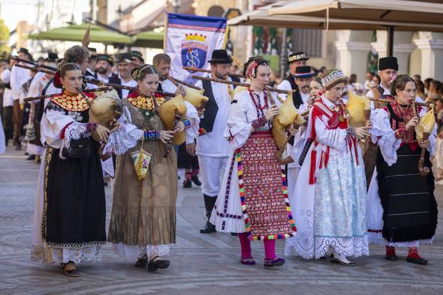 Vinkovci: Svečani mimohod sudionika 60. Vinkovačkih jeseni