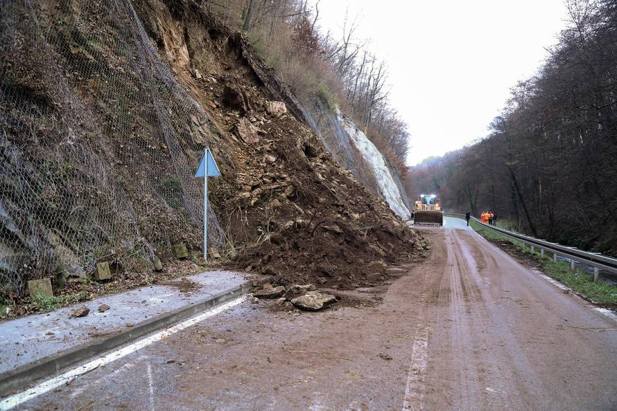 Veliki odron kamenja i zemlje u blizini Pregrade