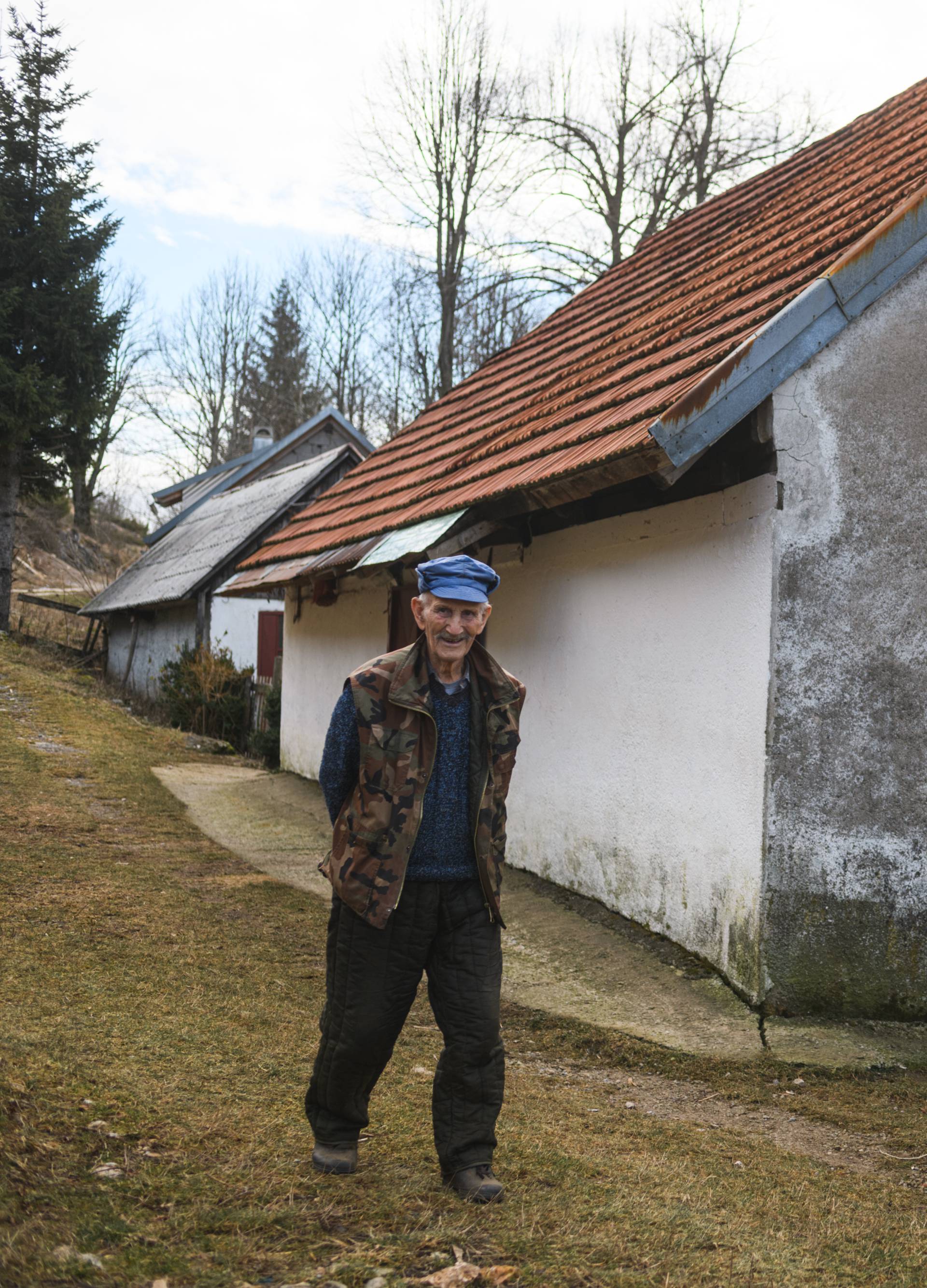 'Imam 95 godina i živim sam u selu. Prozor je moja televizija'