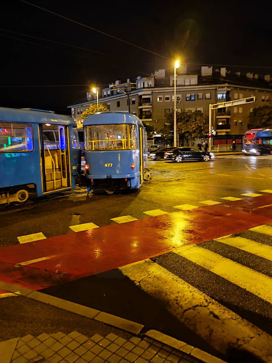 FOTO Jutarnji kaos u Zagrebu: U sudaru autobusa i tramvaja u Dupcu ozlijeđena su dva vozača