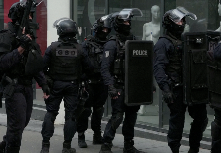 Francuska policija pred ulazom u metro