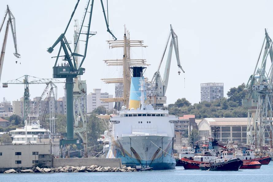 Split: Uplovljavanje broda s azbestom Moby Drea u splitski škver