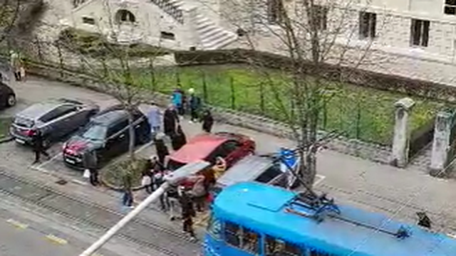 VIDEO Kad se male ruke slože: Auto blokirao put tramvajima u Zagrebu. Građani spasili stvar!