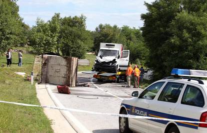 Kamioni i kombi naletili na teret, vozač umro u bolnici