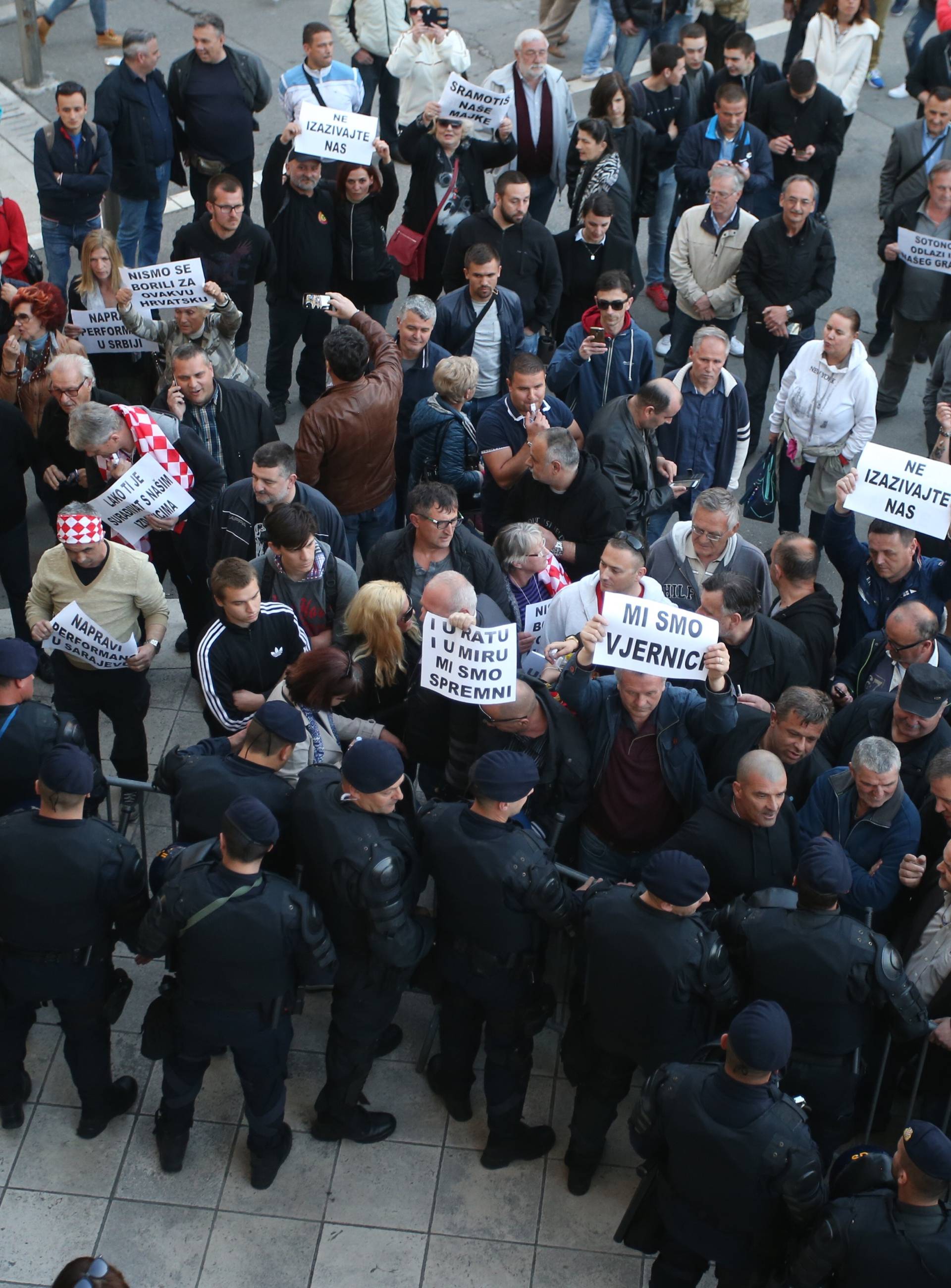 Policija izbacila HSP-ovce koji su ometali Frljićevu predstavu