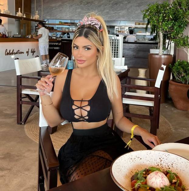 Potrošila milijun eura na izgled! 'Toliko sam lijepa da imam zabranu na dejt aplikacijama'