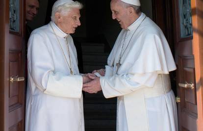 Ratzinger se vratio u Vatikan, dočekao ga je papa Franjo