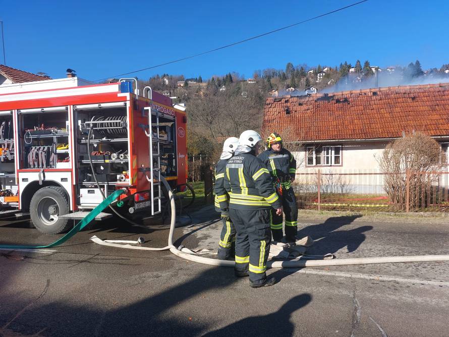 Izgorjela obiteljska kuća u Donjoj Stubici. Žena pri loženju peći granje polila tekućinom