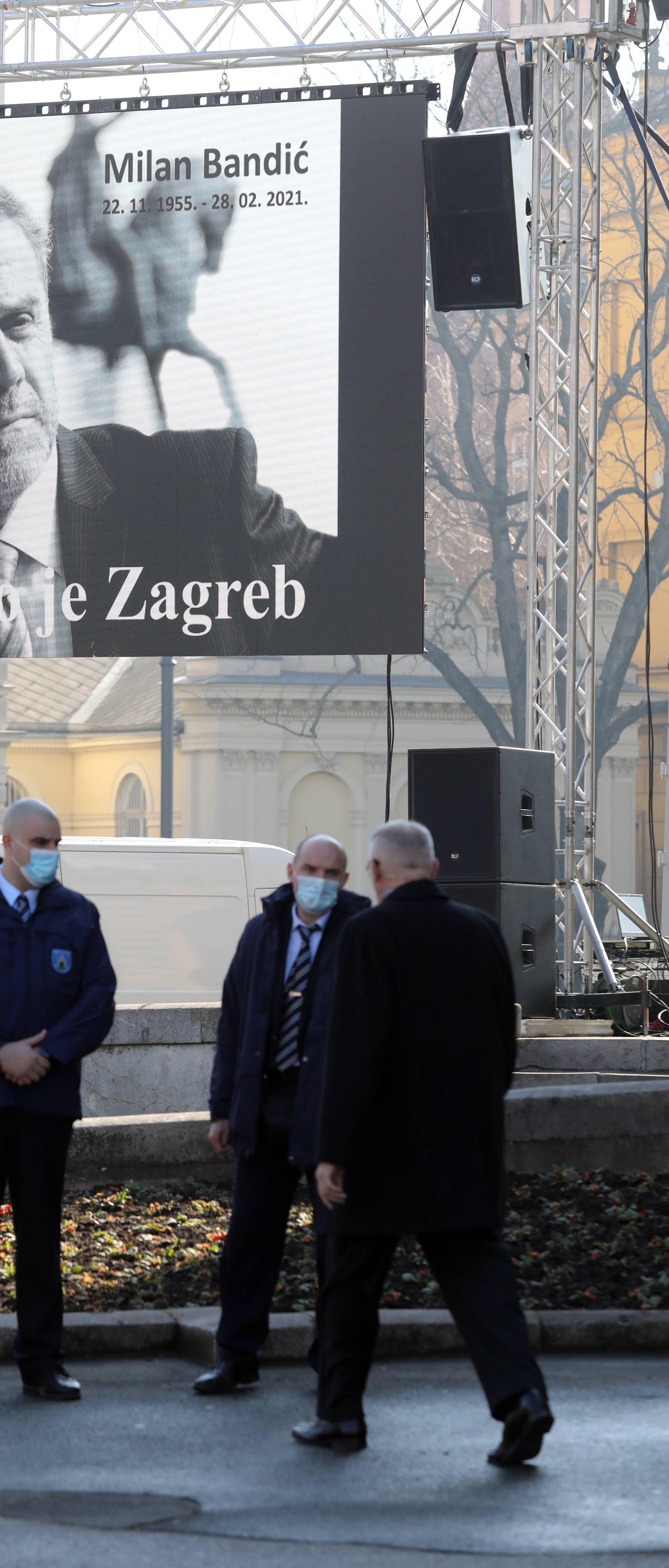 Zagreb: Građani na videozidu prate komemoraciju povodom smrti gradonačelnika Bandića