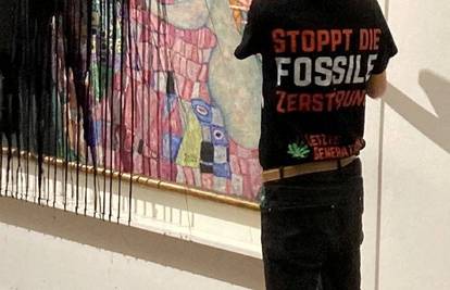 VIDEO Klimatski aktivisti crnom tekućinom zalili Klimtovu sliku