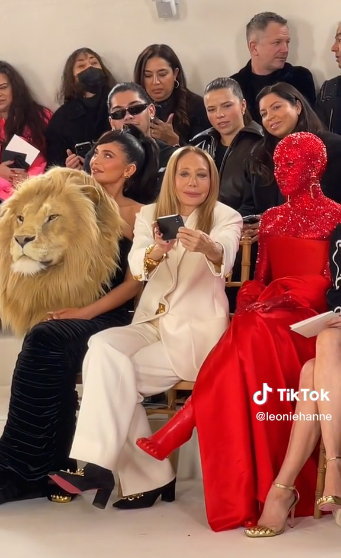 Bizaran video: Sjedila sam kraj Kylie s lavom i Doje Cat koja je imala čak 30.000 kristala