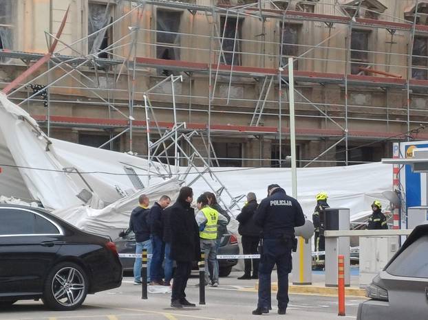 FOTO: U centru grada urušila se skela, prizori su dramatični...