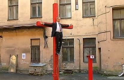 Usred Rige "Putina" razapeli na križ i pričvrstili ga čavlima