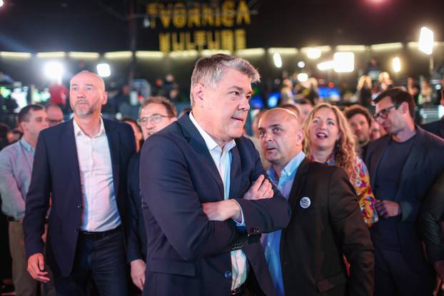 Zagreb: Oduševljenje u stožeru stranke Možemo! i SDP-a nakon prvih rezultata