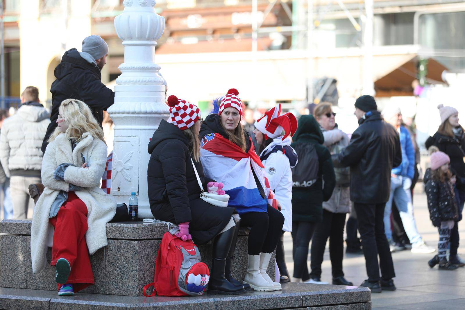 Zagreb: Najvjerniji navijači na Trgu već zauzeli mjesta za doček Vatrenih