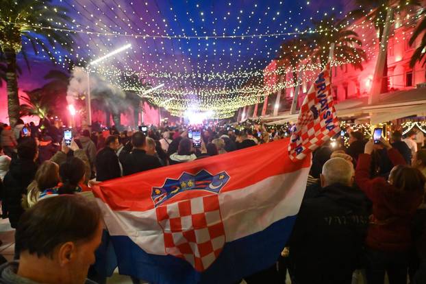 Split: Bakljada navijača na rivi povodom dolaska Vatrenih